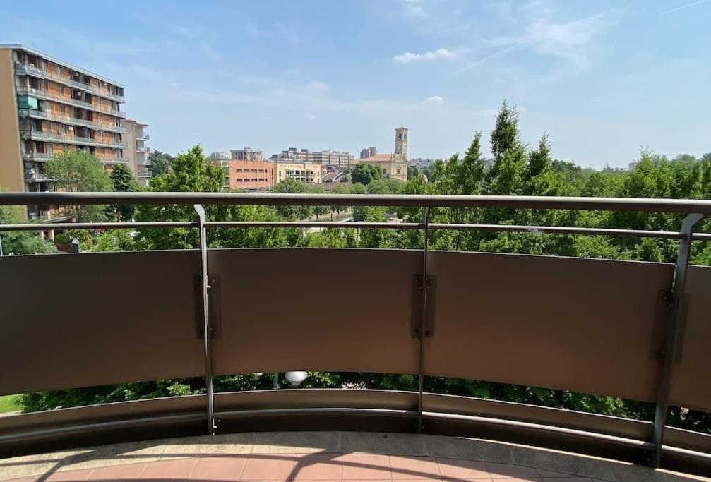 Incantevole - 15 Minuti Da Duomo + Wifi, Parking San Donato Milanese Luaran gambar
